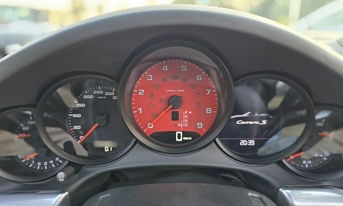 Remplacement fond de compteur Porsche par un fond de couleur